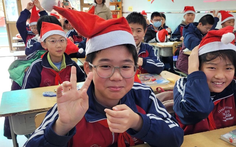 Sozialprojekt in Aktion – der Nikolaus besucht die Longhai-Schule