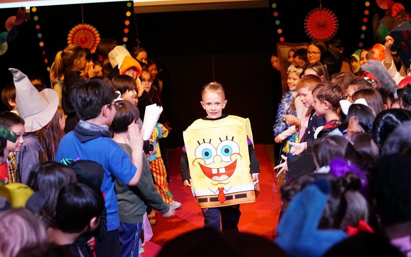 Konfetti, Kost�me und Kinderlachen