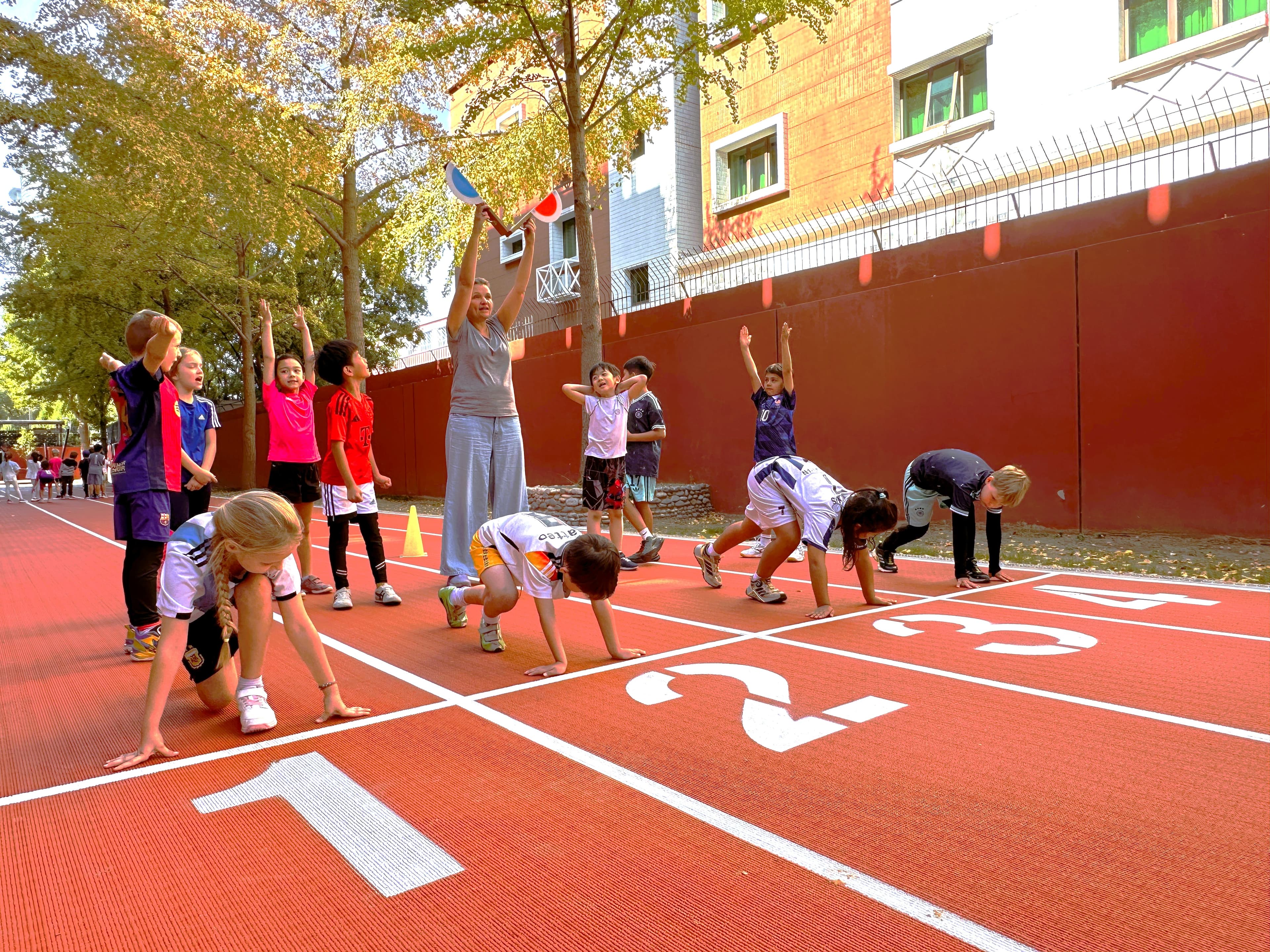 Laufen, Springen, Anfeuern: Sporttag der Grundschule